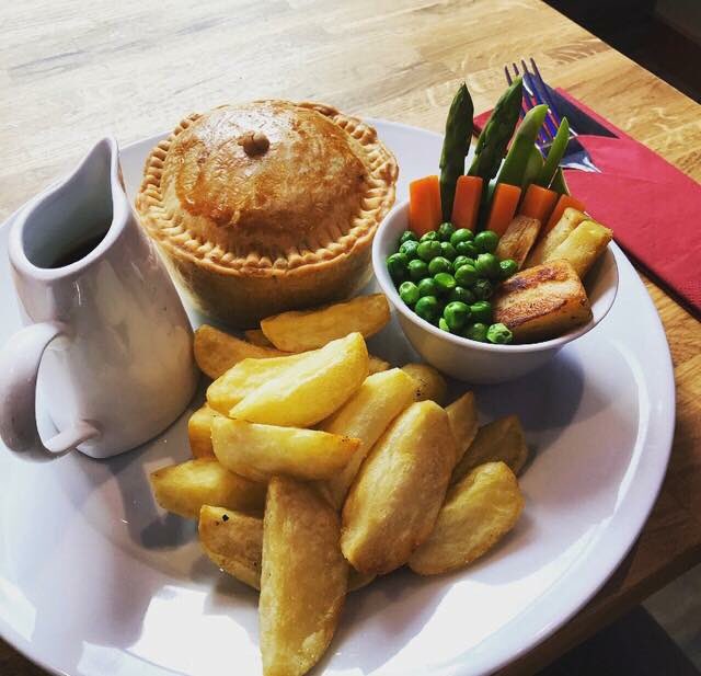SoPiegloucester's tweet image. Lunch or dinner? You decide! #lovepie #yummypie #sopie #gloucesterdocks #WDYT