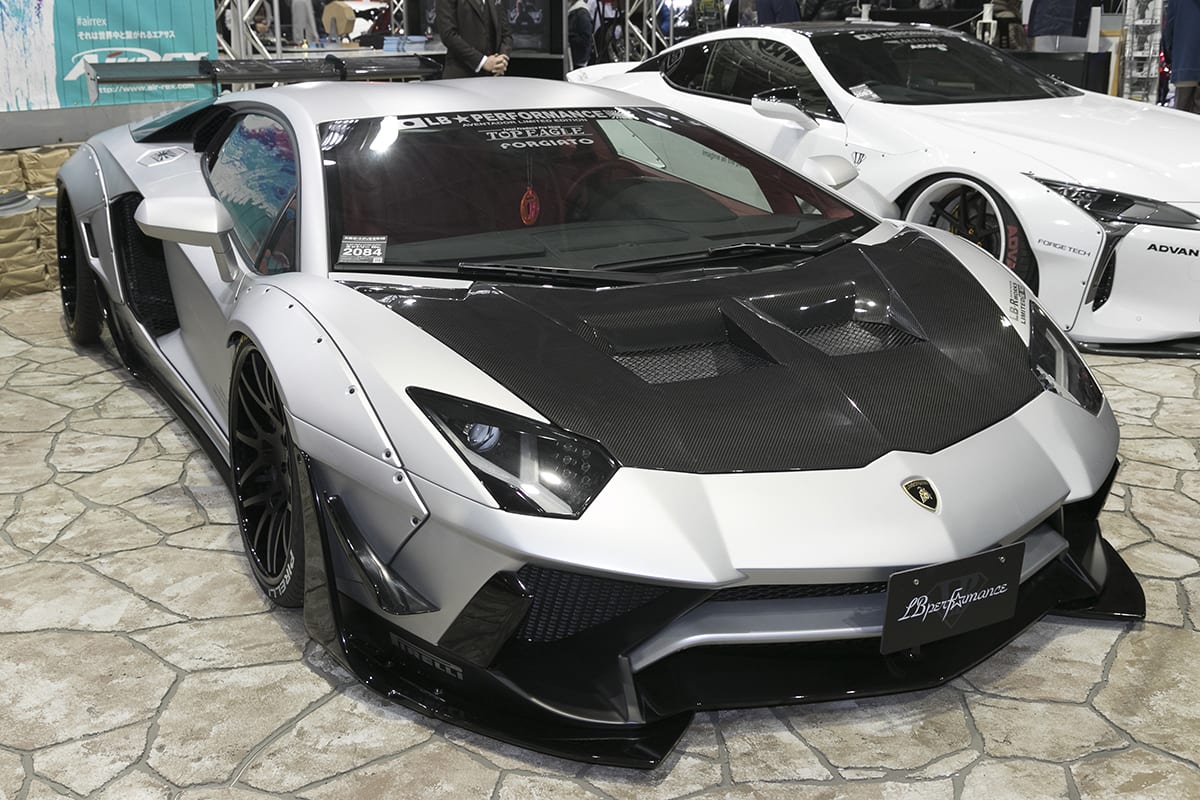 AutoMesseWeb's tweet photo. ランボルギーニやフェラーリをカスタマイズしたデモカーを大阪オートメッセで発見。おなじみのボディキットメーカーから新進気鋭なエアロブランドまでをご紹介。
#automesseweb #libertywalk #バカラスピード #leapdesign #bondosaka #大阪オートメッセ
https://t.co/fJUU833tsz https://t.co/NTldOy2Qqc