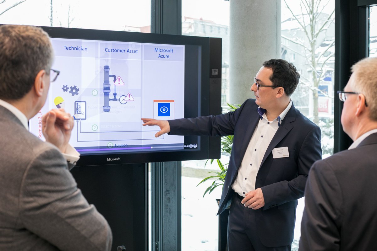 MSFT_BusinessDE's tweet photo. Neben spannenden Keynotes und Fachpanels gibt es auch eine Reihe von Infoständen unserer @MSPartnerDE, wo man sich individuell über Lösungen und Wege der #Digitalisierung informieren kann: heute beim #industry40day bei @MicrosoftDE. #IoT #DigitaleTransformation https://t.co/QuN3FuAhN6