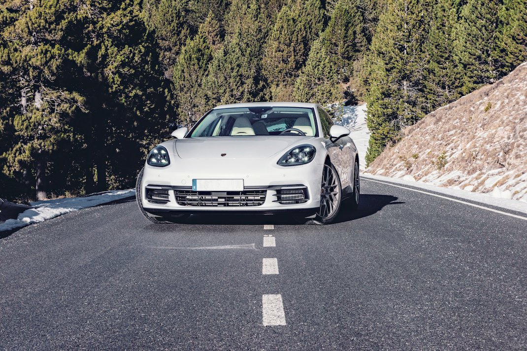 Porsche_Iberica's tweet photo. Culto a la elegancia. El #Panamera se sincroniza a la perfección con cada línea de la carretera  🛣
📷@sergicolome https://t.co/djnzoJlVc5
