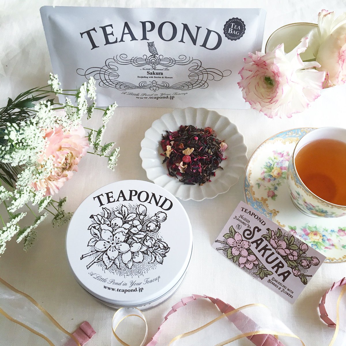 ট ইট র Seraphim 新しい紅茶 Sakura が入荷致しました 満開の桜をイメージしたフレーバーティ 爽やかな口当たりの春摘みダージリンをベースにチェリーやイチゴ 赤スグリ ラズベリーなどの甘い香り 赤い実や薔薇の 花びら 桜柄の缶も綺麗 春の訪れを