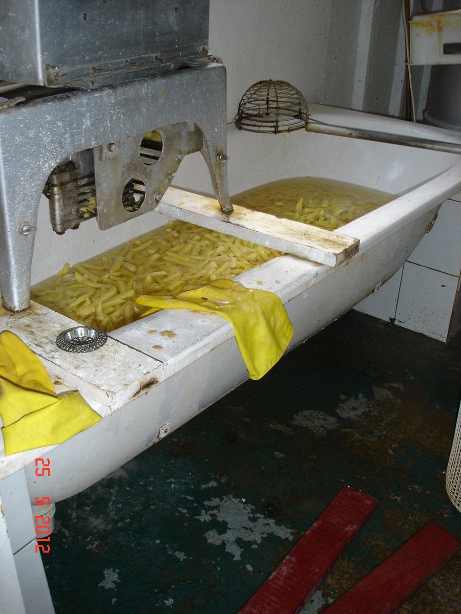 SER_Services's tweet photo. Bath time for these chips #NotForMe #SuttonFoodSafety #CheckOutTheRating https://t.co/Jsmc6Zm6eL https://t.co/Q9IrpflBxR