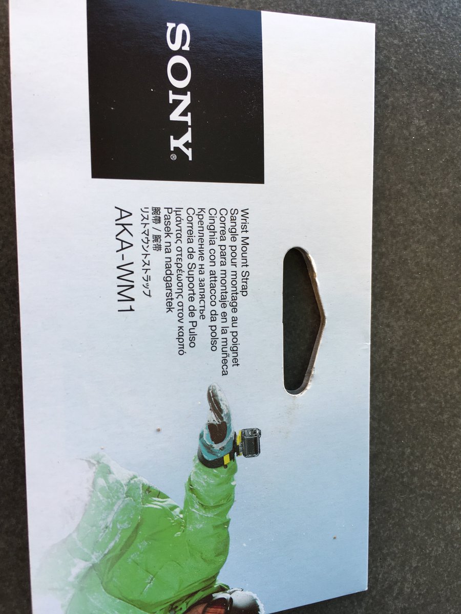 valequirozk's tweet photo. Compre una Sony Action cam. Hace 5 días fui a la tienda sony y me vendieron la pulsera como un accesorio para los deportes nauticos. Hoy practicando uno de ellos se solto la pulsera y cayo con la camara a 30 mts de profundidad. Quien responde ante esto? @SonyChile @Sony @SERNAC https://t.co/uXC1LkmBnC