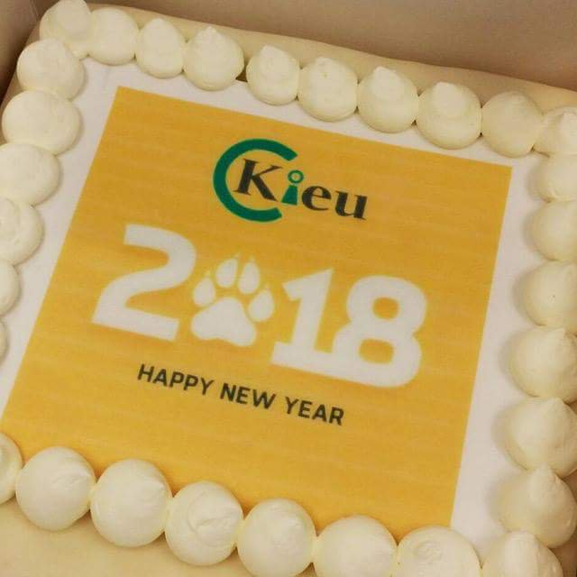 Kieu_Engineer's tweet photo. Vanwege Chinees nieuwjaar (het jaar van de hond) weer een taart laten bezorgen bij onze relaties. Smakelijk!
#relationships #ChineseNewYear2018 #Engineering https://t.co/eNptTWcsiJ