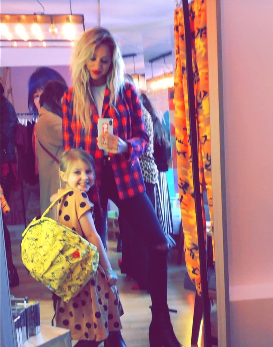 redlippy_lou's tweet photo. Mummy &amp; daughter GOALS 💘 https://t.co/N5250Vpt7S