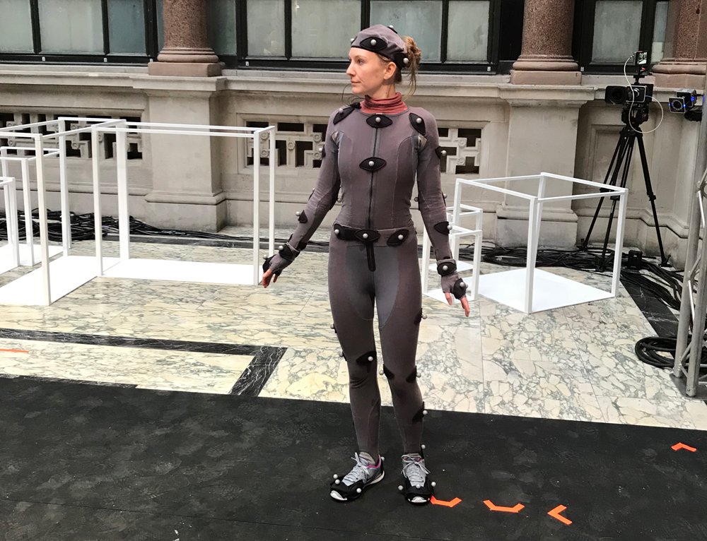 rachel_arthur's tweet photo. My fave moment from #LFW this weekend: @steventaistudio's AR experience - feeling very #BladeRunner with virtual avatars subtly on stage https://t.co/6ibLZLYRiZ @FIALondon @ILMxLAB @TheCurrentDaily https://t.co/ayJuPFHd8v