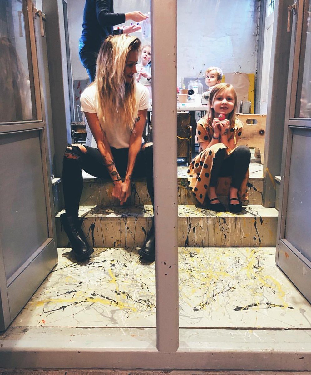 redlippy_lou's tweet photo. Mummy &amp; daughter GOALS 💘 https://t.co/N5250Vpt7S