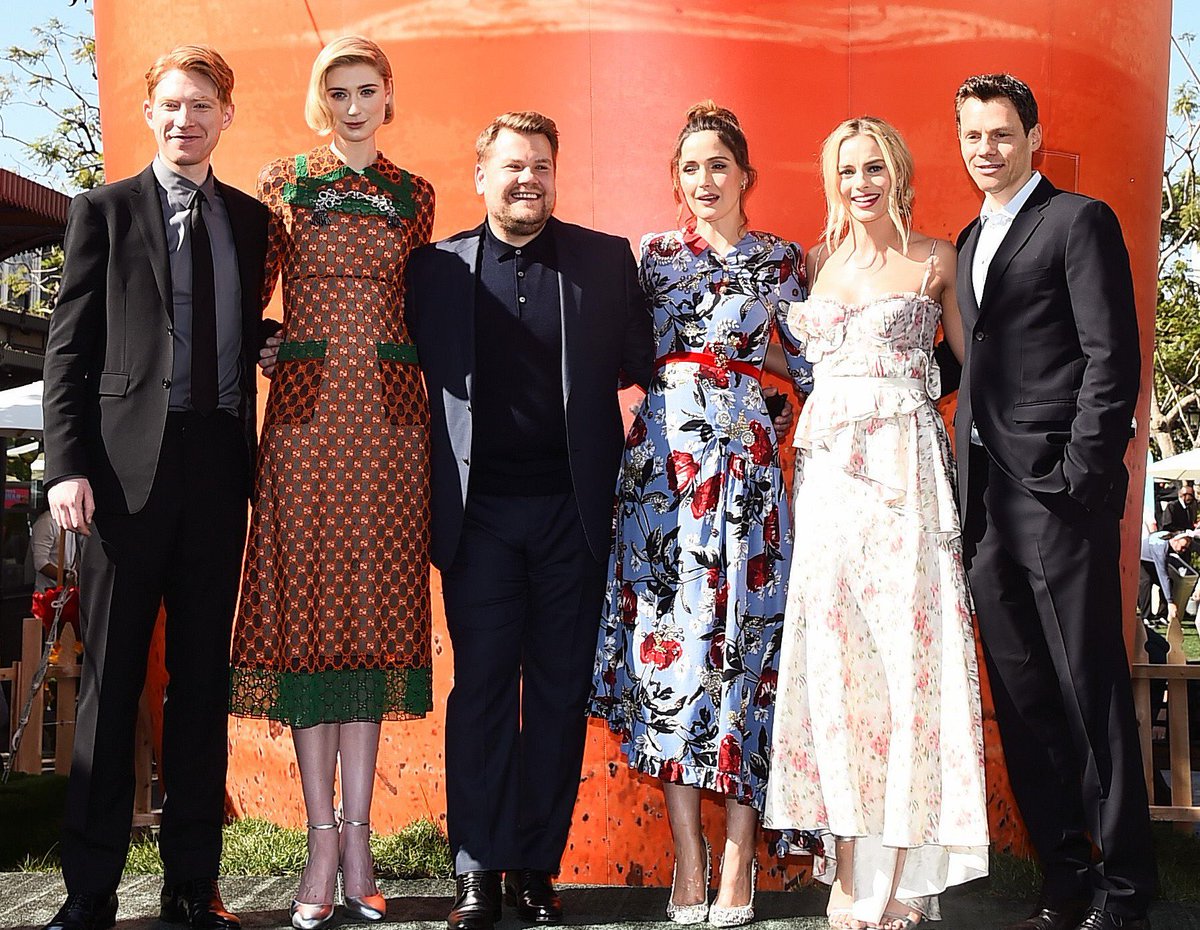 Elizabeth Debicki エリザベス デビッキ 画像bot エリザベス デビッキ Elizabeth Debicki 18年2月にロサンゼルスで行われた ピーターラビット のワールドプレミアにて ドーナル グリーソン ローズ バーン ジェームズ コーデン マーゴット