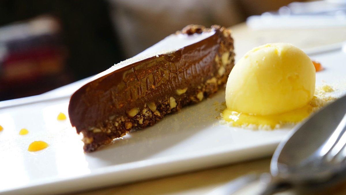 Cheer up your Monday with one of our delicious homemade desserts..

thethreecrownsinn.com