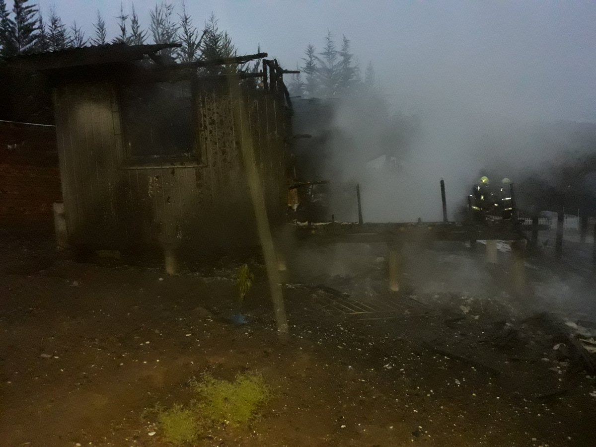 sanpedro_info's tweet photo. 🔴SANPEDRO.
Durante la madrugada Bomberos trabajo en incendio estructural en callejon los Copihues, siendo esta afectada en tu totalidad. 
@SanPedro2018 https://t.co/pchtXLFtZ9
