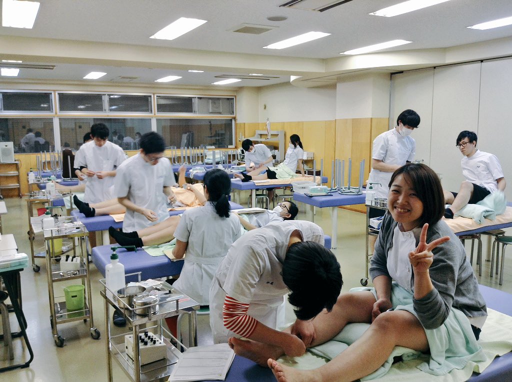 札幌青葉鍼灸柔整専門学校 鍼灸学科 夜間部1年生 鍼の実習 立派な鍼灸師になるために特訓中 鍼は上手くなれば刺されても痛くないんです リツイートお願いします 鍼灸師 鍼灸学生 鍼治療 国家資格 針灸師 針治療 専門学校 札幌青葉