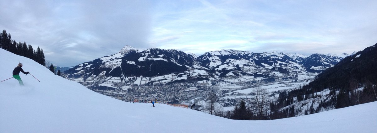 Beautiful #BlueBird day today 😎 go to the Roherstadl on blue 27 and enjoy their sun trap, live music and amazing burgers 🍔 just look for the big green T-Rex