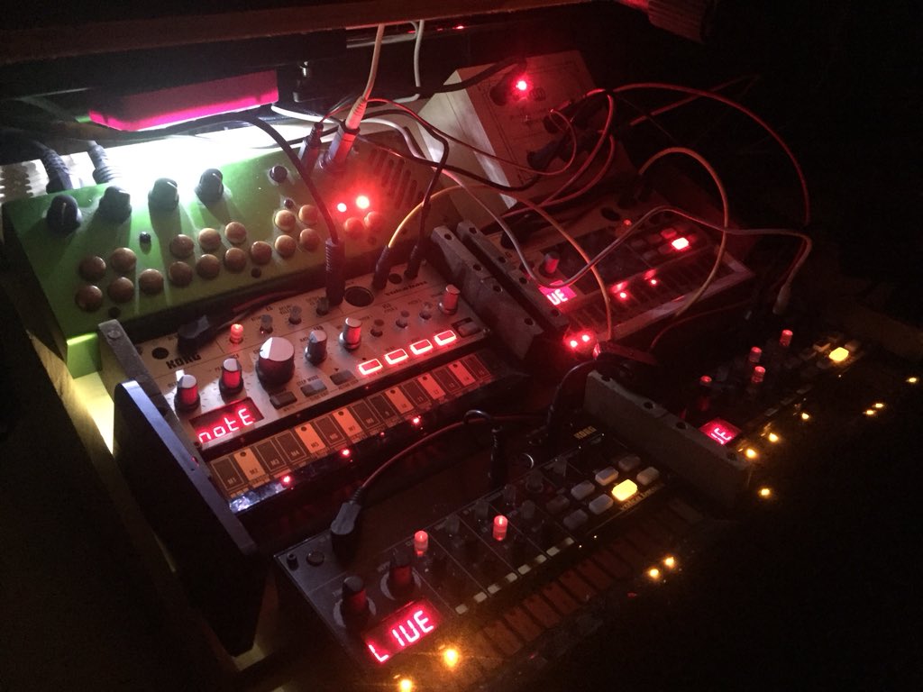 うがい手洗いfドアくん V Twitter ゲームボーイchiptuneとかアナログシンセ自作とか 1初代gbとクリアのナノループ 2gbをkorgのvolcaシリーズと同期 木製台自作 3改造済みパルスシンク付きの古いcasioミニキーボドと自作のスタンド 4自作ノイズシンセ 用ゲームパッド改造