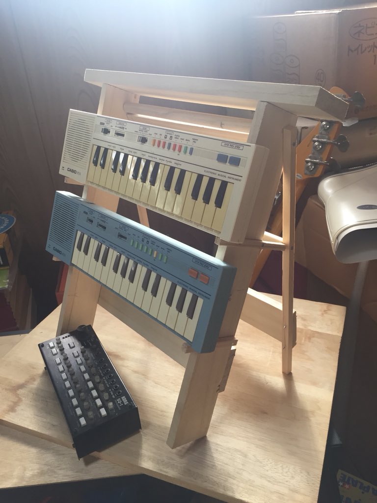 うがい手洗いfドアくん V Twitter ゲームボーイchiptuneとかアナログシンセ自作とか 1初代gbとクリアのナノループ 2gbをkorgのvolcaシリーズと同期 木製台自作 3改造済みパルスシンク付きの古いcasioミニキーボドと自作のスタンド 4自作ノイズシンセ 用ゲームパッド改造