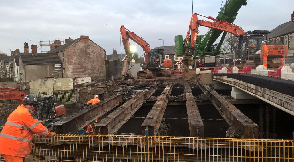 NetworkRailWAL's tweet photo. 🛠️Thank you for bearing with us during the reconstruction of Splott Road Bridge. The old bridge has now been demolished and the new bridge deck is in place. 🏗️

➡️ The road is due to reopen on 27 Feb - https://t.co/sniQa5MxWX https://t.co/Mhpzy7Cihb