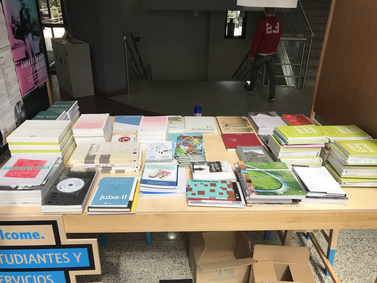 Estamos regalando libros!!! Ven a por el tuyo en el hall del edificio C