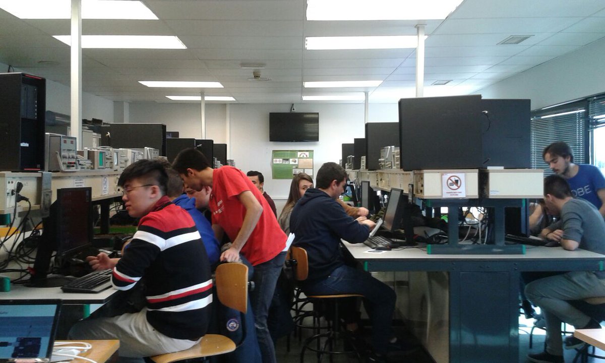 ORIENTACIÓN: alumnos de 2° Bachillerato en el taller de robótica de la  <a href="/UEuropea/">Universidad Europea</a>