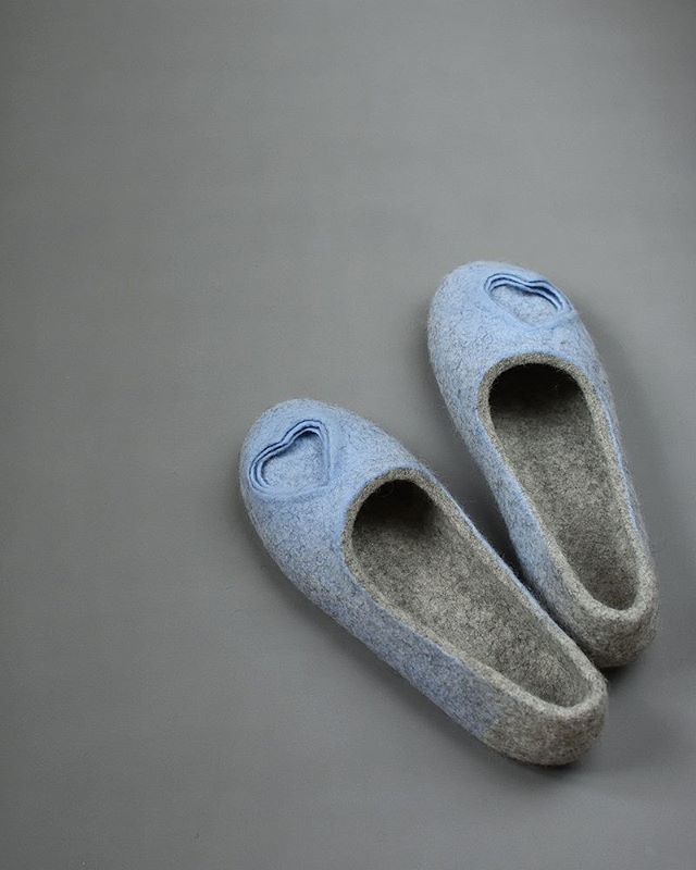 musiumuse's tweet photo. Blue heart in slippers. One old recovered model that was made 4 - 5 years ago.
#etsy #etsyseller #etsylithuania #handmade #wool #slippers #blueslippers #forhome #handmadefashion #handmadegifts #housewarming #filz #filzschuhe #feltropantofole #veltinis #šlepetės … https://t.co/2mZKXQ1zQn