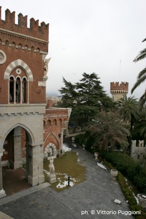 safetravelItaly's tweet photo. A #Genova c'è un #castello da scoprire. L'antica residenza D'Albertis conserva bellezze archittetoniche da ammirare ascoltando le storie e le leggende che caratterizzano questo luogo: https://t.co/6CKD4SIQpk https://t.co/bdsQEPy8hR
