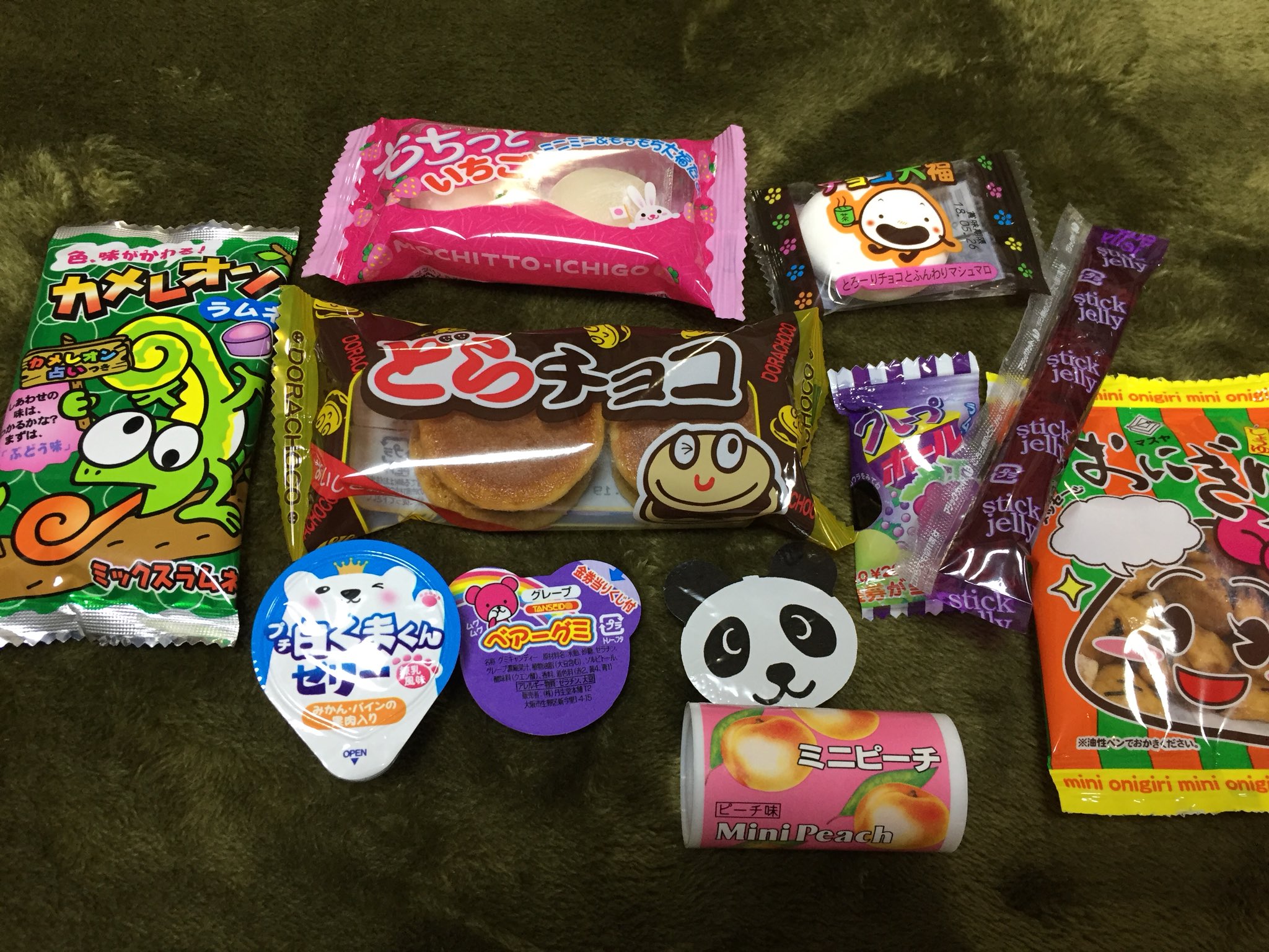 みくっちょ 明日は娘幼稚園最後の遠足 おやつは0円まで 今日 実家近くにある駄菓子屋さんにおやつを買いに行った ひとつ10円のお菓子 0円で何個買える えっと 10個がふたつぶん 私たちのやりとりをおばあちゃんがにこにこして見てる