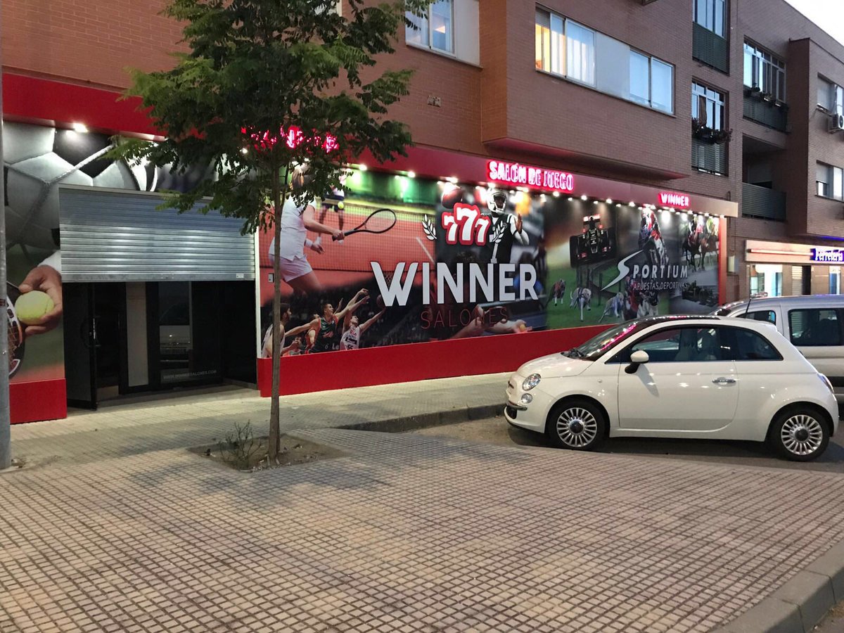 Bitronic_es's tweet photo. En Cáceres, la fachada de un Salón de Ceres Slot con @sportium quedó así con nuestros paneles de metacrilato impreso 👇😍👇

#Bitronic 
#CreamosParaTi
#DiseñamosTuSalón 
#WeLoveGame https://t.co/tQka1crXHE