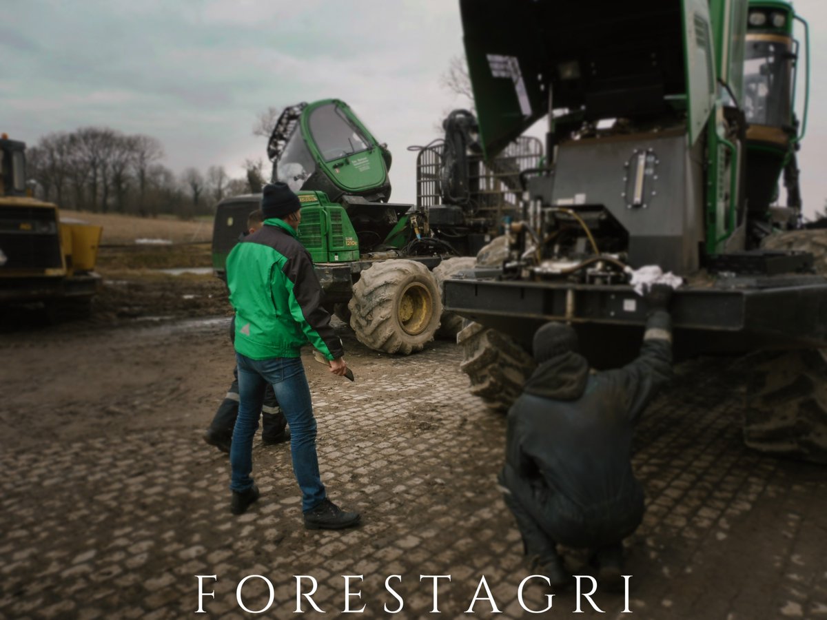 FORESTAGRIPL's tweet photo. Focusing 😀
Machine repair!
#repair #forest #Forestry #JohnDeere #forestmachine https://t.co/W4bOzGWJnL