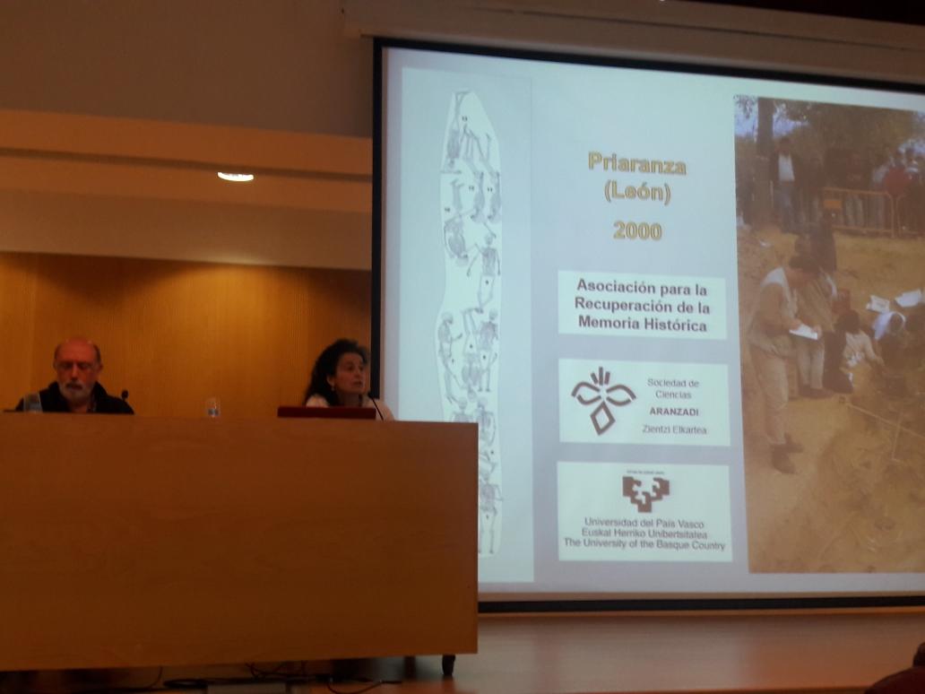 ihrworld's tweet photo. Recuerdan en @UB los inicios exhumación #documentada #fosas con @Emilio_Silva_ @ARMH_Memoria https://t.co/ueY4ExRmKO