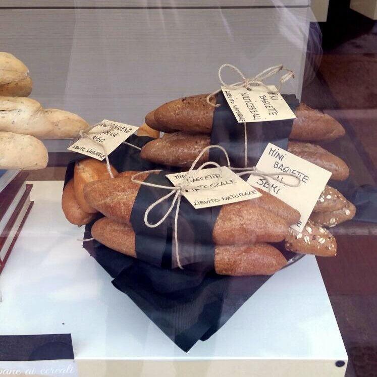 LaBiscotteriaTE's tweet photo. Vi piace la nostra nuova #vetrina? #Biscotti #baguette e #panini di ogni tipo🍞🍪. La ciliegina sulla torta siete voi che vi fermate a guardarla. 😍 Iniziamo con dolcezza questa settimana! Vi aspettiamo! #loveyou #sweet #piùspazioaidolci #solocosesane #handmade #MondayMotivaton https://t.co/TxIojrLxdS
