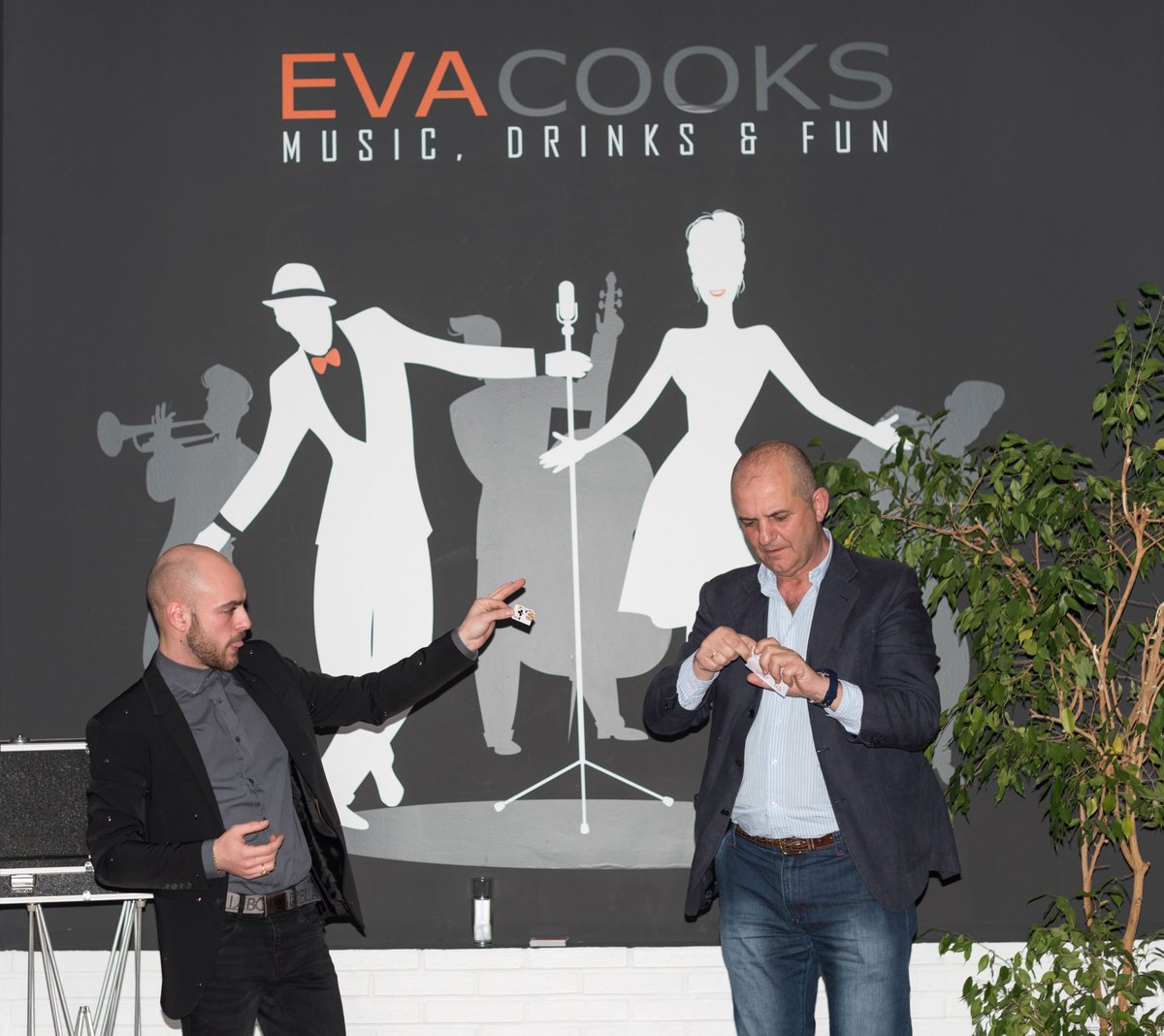 evacooks_rest's tweet photo. Así de bien lo pasamos este sábado 17 en nuestro evento especial de San Valentín. Disfrutamos de una velada muy agradable amenizada por la actuación del gran mago Ruben Muñoz Escobar. ¡¡Gracias a todos por asistir!! Os esperamos en la próxima 🤗🤠🎩🎩💞 https://t.co/URrOVmmo4v