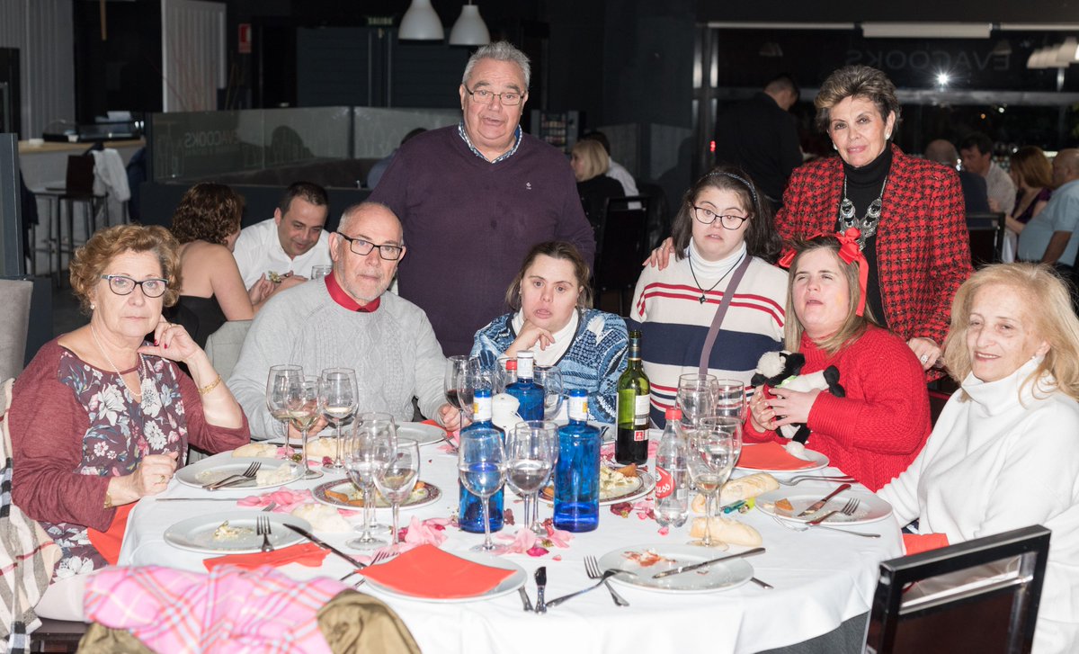 evacooks_rest's tweet photo. Así de bien lo pasamos este sábado 17 en nuestro evento especial de San Valentín. Disfrutamos de una velada muy agradable amenizada por la actuación del gran mago Ruben Muñoz Escobar. ¡¡Gracias a todos por asistir!! Os esperamos en la próxima 🤗🤠🎩🎩💞 https://t.co/URrOVmmo4v