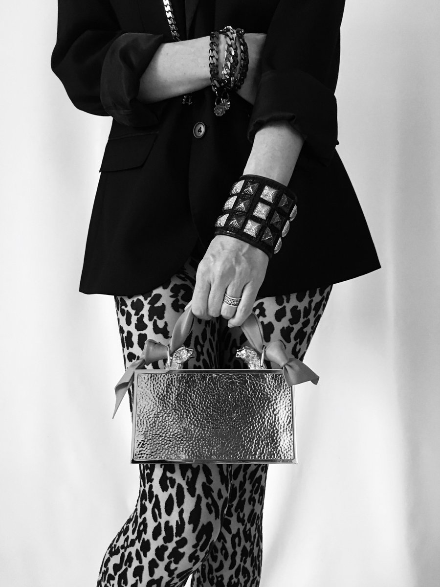 Golden Cheetah metal #bag by #DInzillo : a tribute to an #amazing feline.

#NewProject #Handmade #Italy #Luxury #clutch #design #love