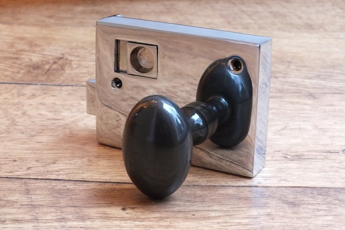 BritIronmongery's tweet photo. #Rimlocks were traditionally used to #lock doors before mortice #locks and are a great way to add real character to any #door or home. Although often seen in #periodhomes,  a #rimlock can also be made in contemporary finishes (such as this chrome one)
https://t.co/gq7zWjewO0 https://t.co/ULj4MJtiYz