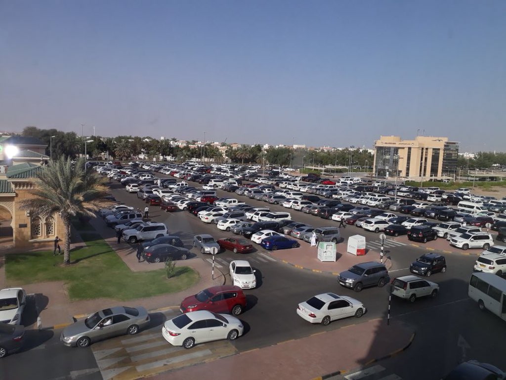 janiezalain's tweet photo. هذي الصور كانت قبل (الأذان) بدقايق امتلاء مسجد بن حموده بالمصلين (رجال ونساء) من قبل الصلاه والكثير من المصلين صلوا في الارصفه الخارجيه للمسجد ،،
جزاكم الله خير يا أهل #العين هذي هي عوايدكم تأدون الواجب وتكرمون اخوانكم ..
اللهم ارحم دانه واشف والديها واخوانها وألهمهم الصبر .. https://t.co/VBnfbPhge6