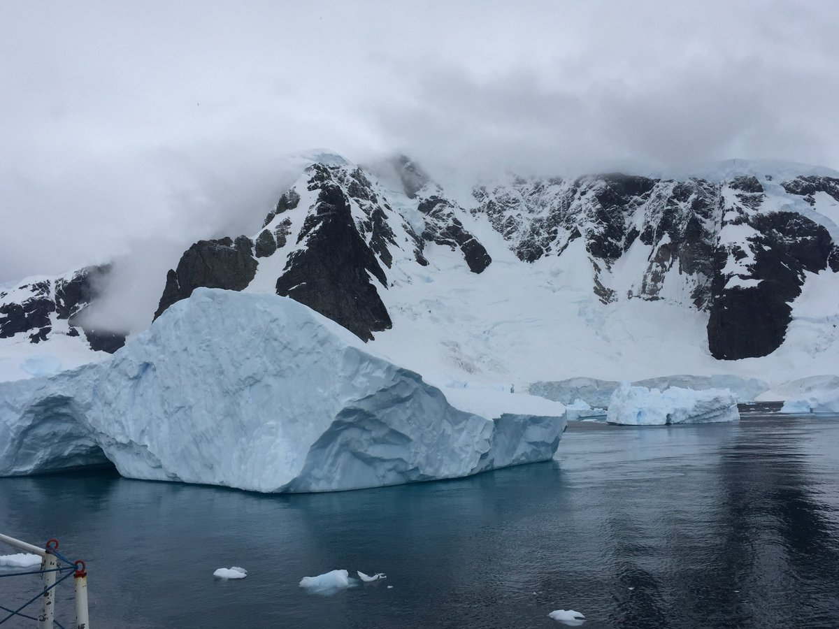 TxIcebreakers's tweet image. Lots of icebergs in Antarctica. Most of the time, the part you see above the water is actually only 20-30% of the total iceberg. The rest of it is underwater.