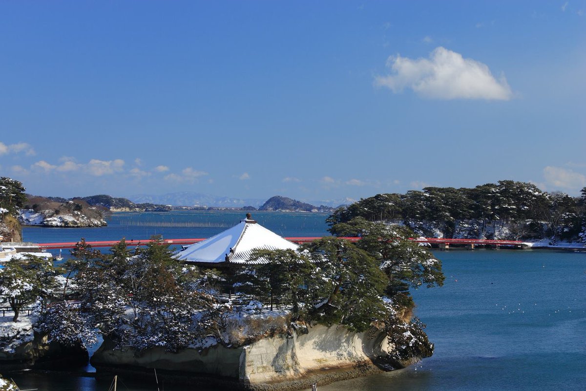 Voyapon_es's tweet photo. ¿Puedes imaginarte un total de 260 islas plagadas de pinos flotando en mitad de la bahía de #Matsuhima? ¡Por no mencionar que estas islas se tiñen de distintos colores en cada estación del año! 🌊🌲
#JapónDesconocido #NihonSankei #Miyagi https://t.co/QRFNh45HDo