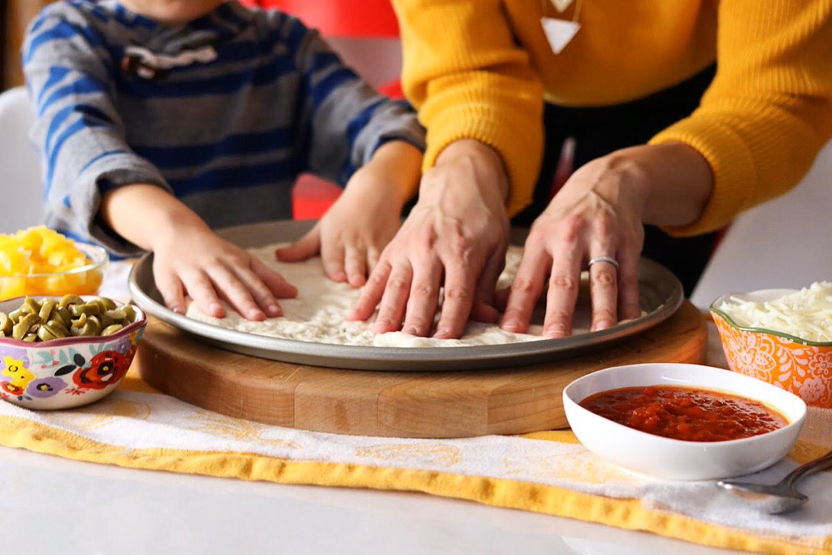 Julie_Miguel_'s tweet photo. Family Day pizza-making using our new Professional Pizza Crisper! Calm moments just before the mozzarella storm. #itsacookingthing #partner https://t.co/q7sOSLCKC8