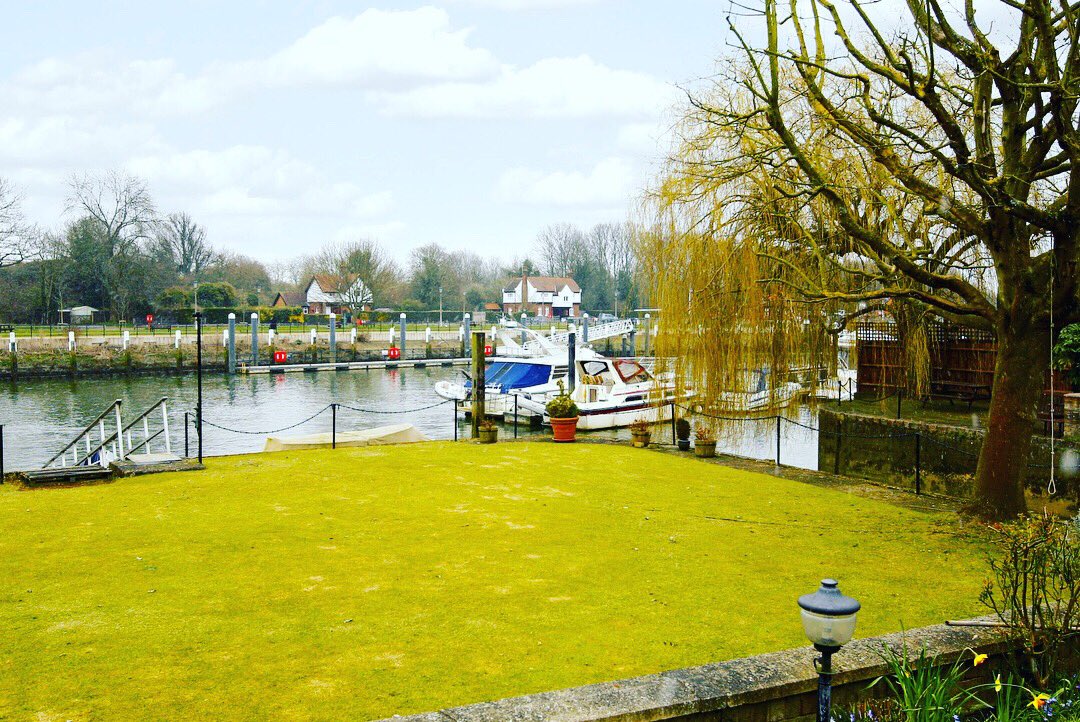 HamptonsIntTedd's tweet photo. Looking for a charming riverside apartment? This ground floor flat in Teddington could be perfect. For more information call us on 0208 977 1226. #hamptonsinternational #property #teddington #riverside #thames #london #apartment https://t.co/xo757Hulsl