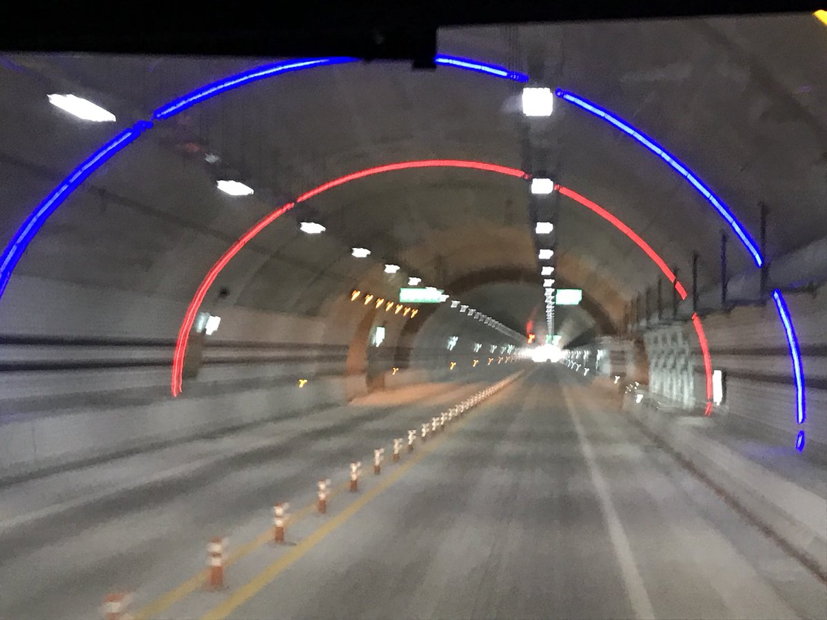 Après les autobus de PyeongChang la semaine dernière, je vous présente aujourd’hui les tunnels sous les montagnes de PyeongChang !! Une médaille d’or pour la déco!!!