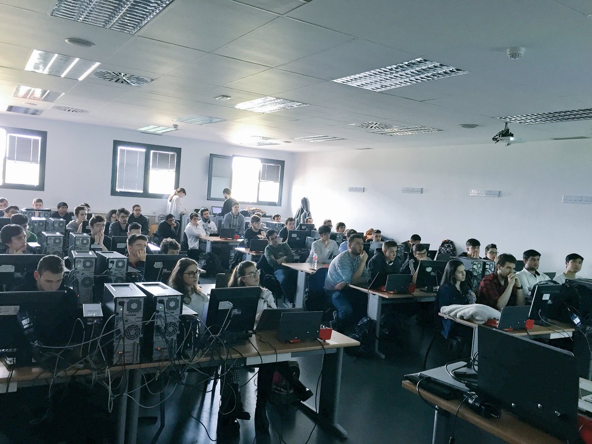 jlvazpol's tweet photo. ¡Llenazo en el #CoreWarFDI “#SemInformatica2018 Edition”! @informaticaucm https://t.co/bMagHDNN5H