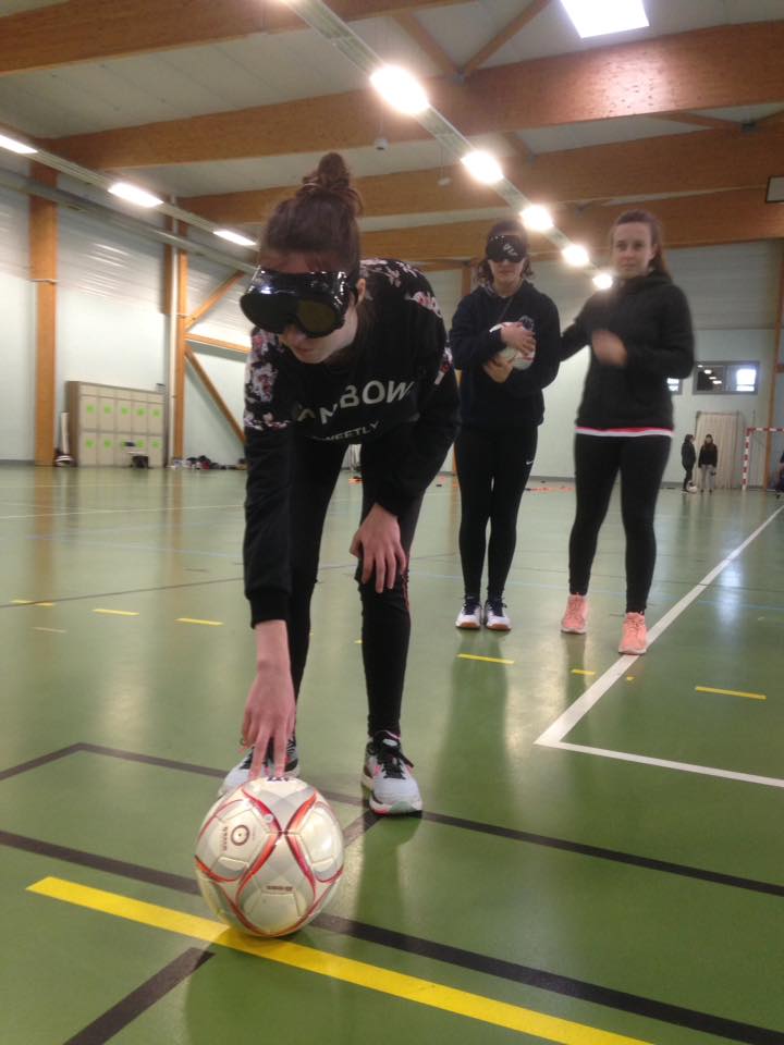 Chaudru_'s tweet photo. Auj découverte #cecifoot ⚽️ et #athlétismeDV 🏃♀️pour les étudiants L2 du parcours #stapsAPA à l'UCO-BS d'Arradon (56) #cdh56 #handisport https://t.co/2974FlU8dU