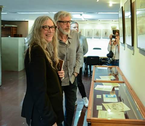 HardRockDolls's tweet photo. PATTI SMITH YA ESTÁ EN BUENOS AIRES!

La cantante y poeta estuvo esta tarde de visita en la biblioteca nacional y estuvo en la sala del tesoro  con Guillermo Kuitca, Tony Shanahan y Thomas Delamarre de Foundation Cartier Pour l'art Countemporain. https://t.co/Hd5ejZSieW