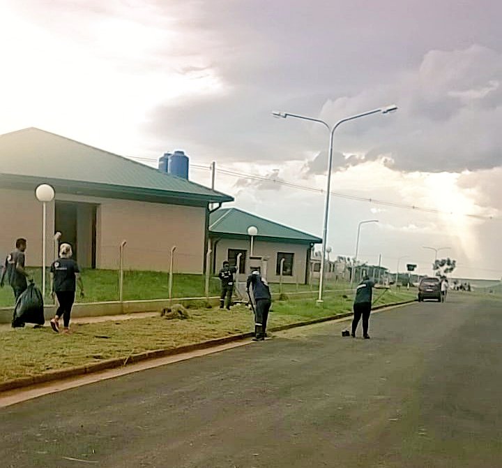 El intendente <a href="/losadajoaquin/">Joaquín Losada</a>, junto a los vecinos de Itaembe Guazú, dónde se llevaron adelante tareas de limpieza, desmalezamiento y arreglo de calles.