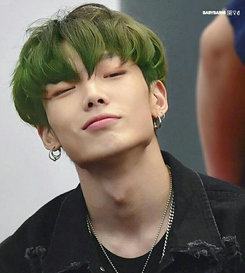 piratekingeight's tweet photo. [#Info] Durante um fansign uma fã perguntou ao #Bobby do #iKON, qual a cor de cabelo ele quer para o próximo comeback do grupo, sua resposta foi:
Roxo, loiro e verde.
-LiaKim
(Via: iKONBrazil) https://t.co/uLpLnOg9wl