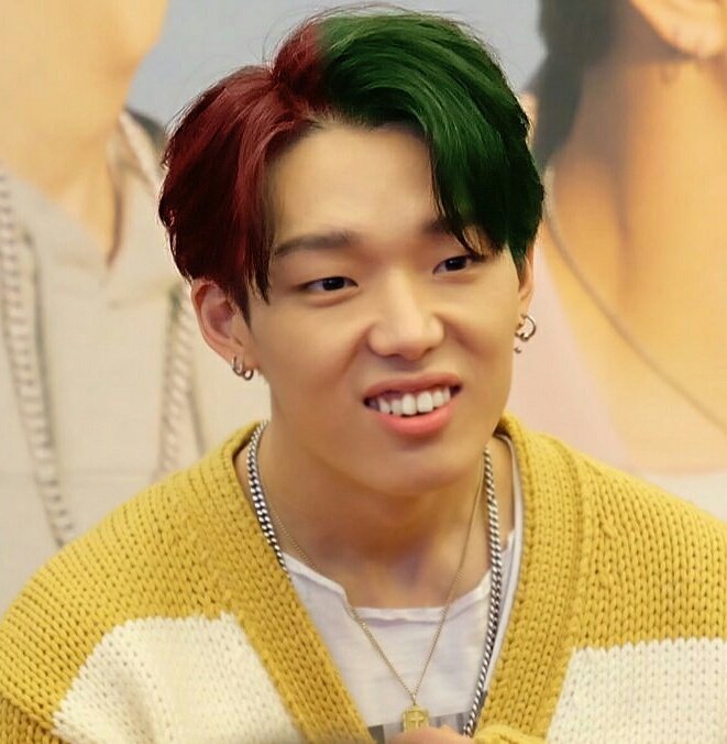 piratekingeight's tweet photo. [#Info] Durante um fansign uma fã perguntou ao #Bobby do #iKON, qual a cor de cabelo ele quer para o próximo comeback do grupo, sua resposta foi:
Roxo, loiro e verde.
-LiaKim
(Via: iKONBrazil) https://t.co/uLpLnOg9wl