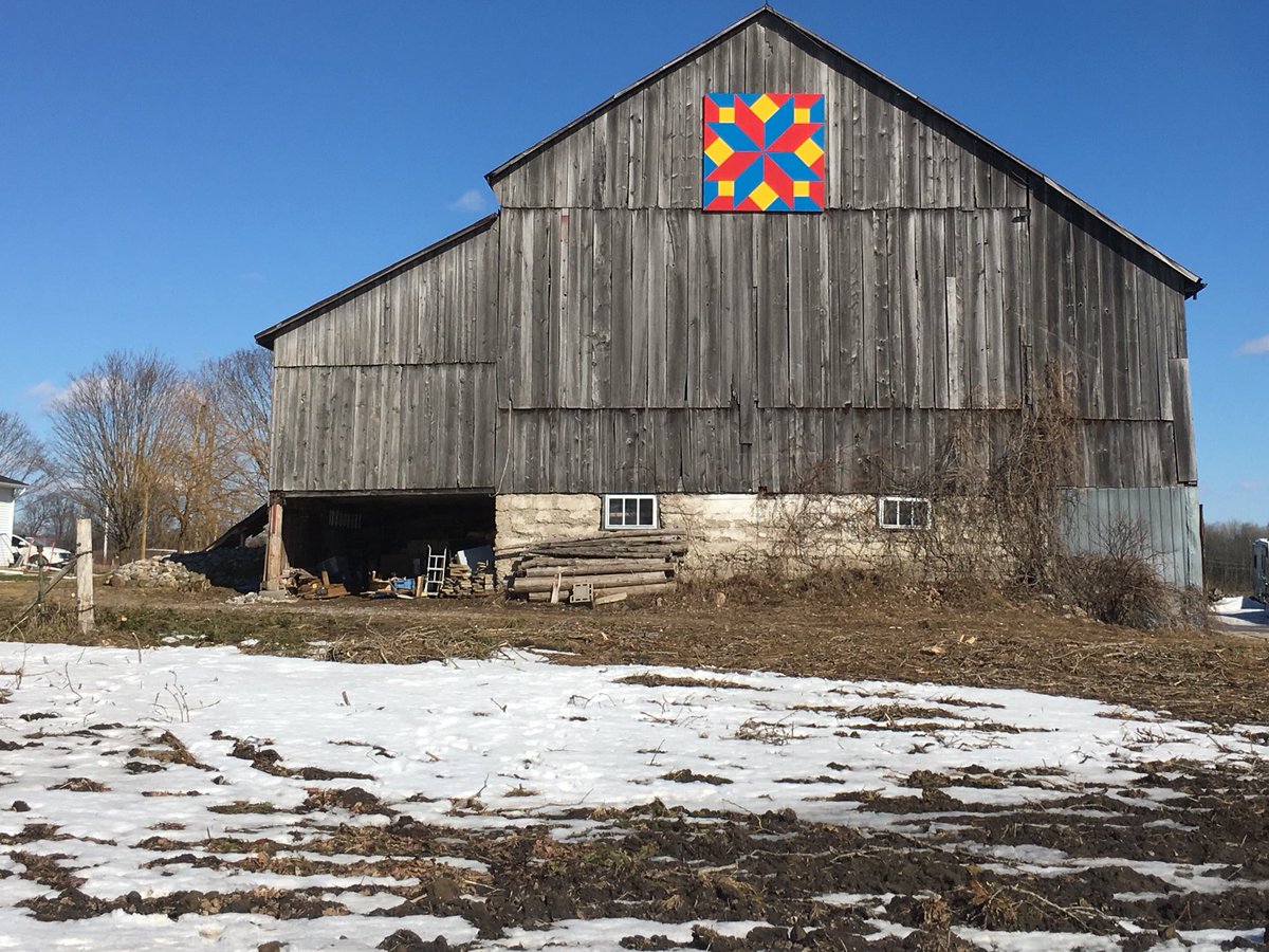 simcoecountyTSC's tweet photo. Barns in Simcoe Couty are getting even prettier!!!! 😍😍 #SimcoeCountyBarnQuiltTrail #ColourfulCommunities #PublicArt https://t.co/vEZ6XI102i