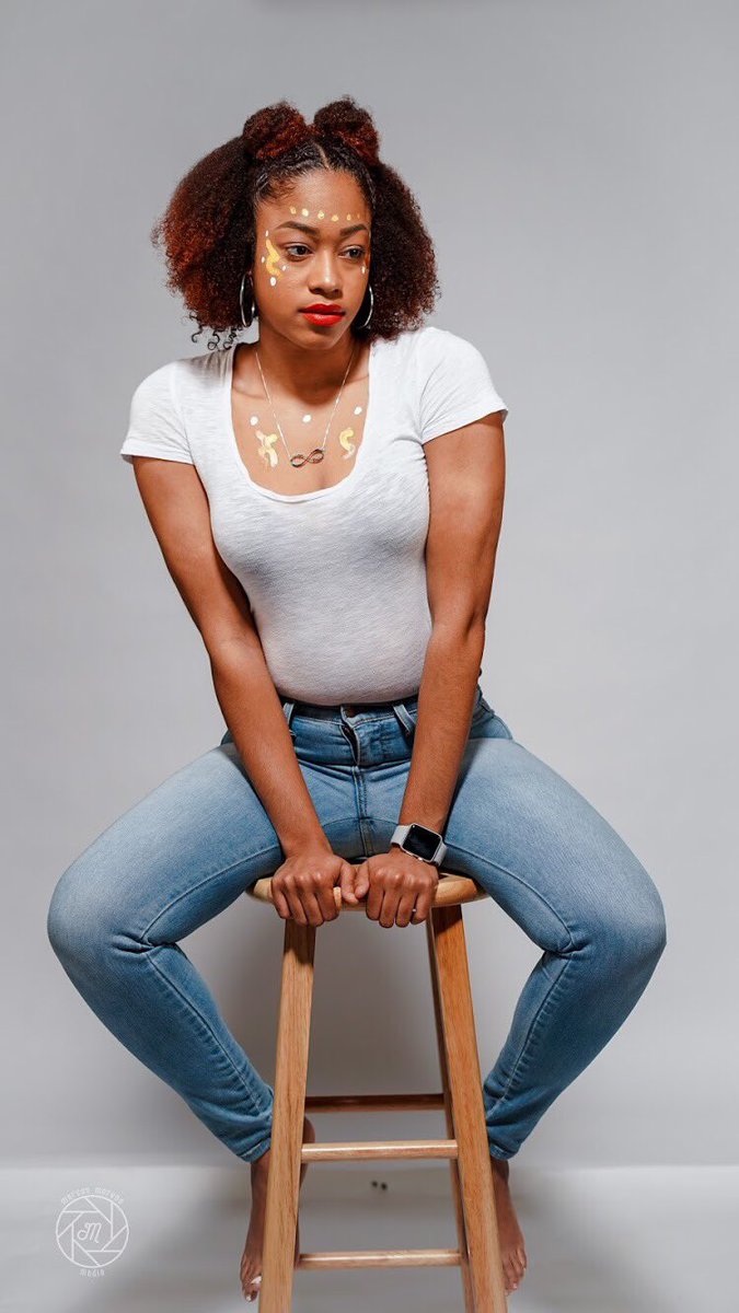 MarymountPIM's tweet photo. What would model Naiya use to create her famous artwork? Watch her #modelmusemonday video live on our Facebook page to find out ✨🖌 #PIM2018 #Perspective #Portfolioinmotion https://t.co/B6oED25X0S