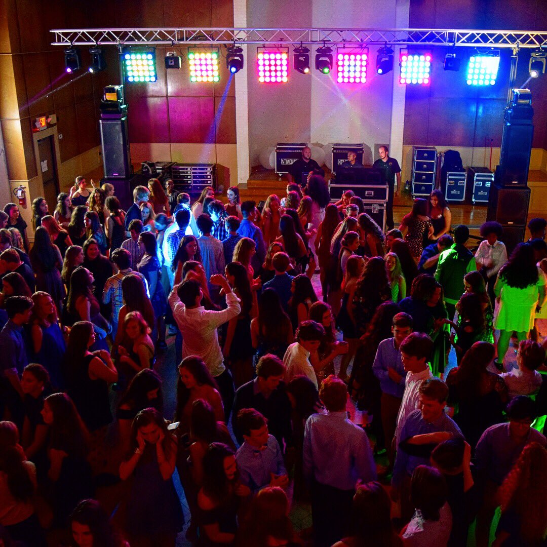 EventsByLive's tweet image. The #EventsByLive Team brought a touch of class to #SweetgrassEventCenter for #Wando’s 2018 #WinterSemi! #CHSEvents #Uplighting #EventLighting #EventProduction #ElationProfessional #ChauvetProfessional