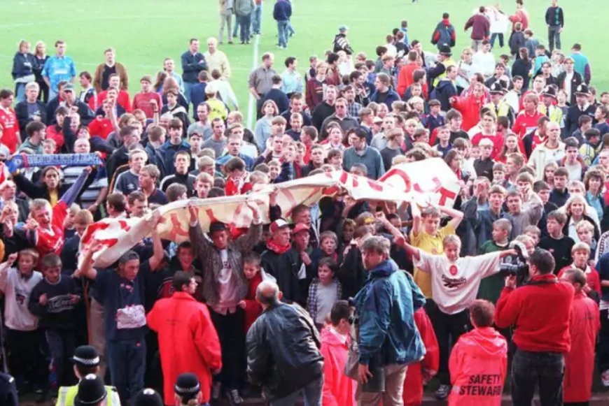 Turn off Arsenal Fans TV, mute Piers Morgan, put down your homemade laminated A4  #WengerOut signs and settle in for a history lesson. This is Doncaster Rovers, 1997-98 - the most batshit League club there has ever been and ever will be