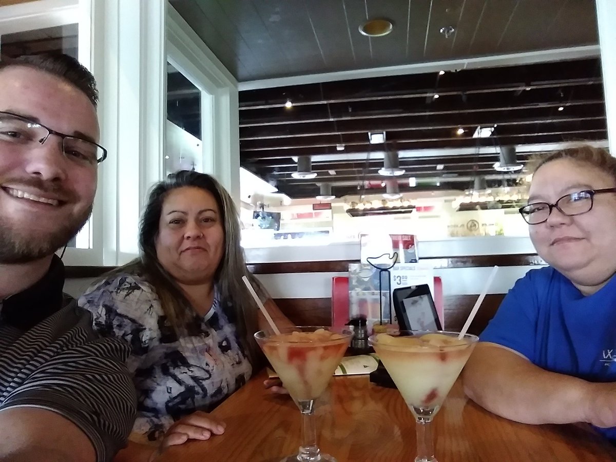 Blake64372829's tweet photo. First guest of the day they were feeling flirty. I had to get them on Chili's level haha
#Flirttime https://t.co/bNROl1FXoD