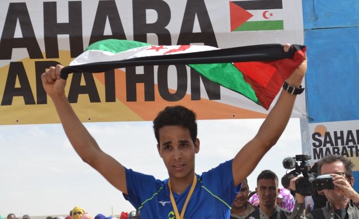Sahara_1951's tweet photo. El atleta saharaui, Lehsan Mohamed Sidahmed gana el primer lugar en la distancia de los 42 Km del Sahara Marathon — Sahara Press Service https://t.co/iKv2l1f1vM https://t.co/jGOlI5gB1H